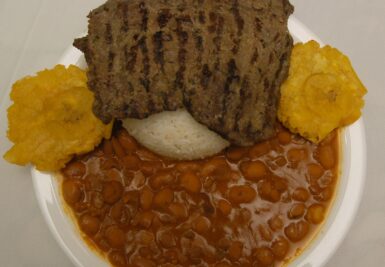 Arroz con menestra y carne asada, plato típico en Guayaquil. Foto: Archivo EL UNIVERSO