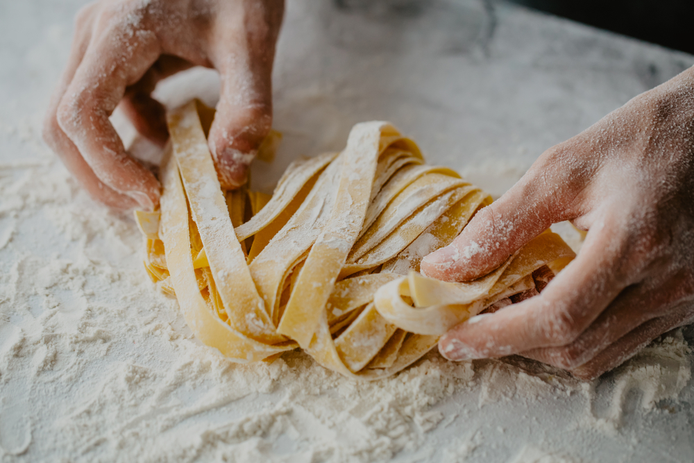 Preparación artesanal de una pasta. Foto: Shutterstock