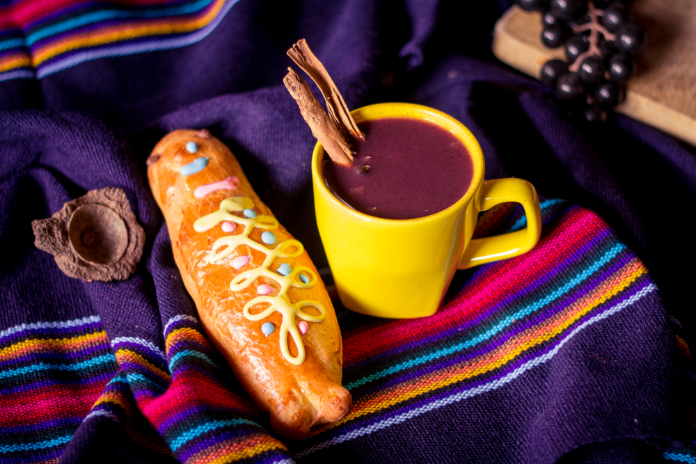 Colada morada y guagua de pan, tradición en Ecuador. Foto: Shutterstock