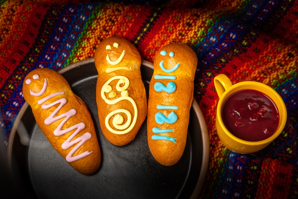 Guaguas de pan y colada morada, una tradición en Ecuador por los fieles difuntos. Foto: Shutterstock