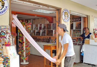 Parte de la preparación de la melcocha en Baños. Foto: shutterstock/Angela N Perryman