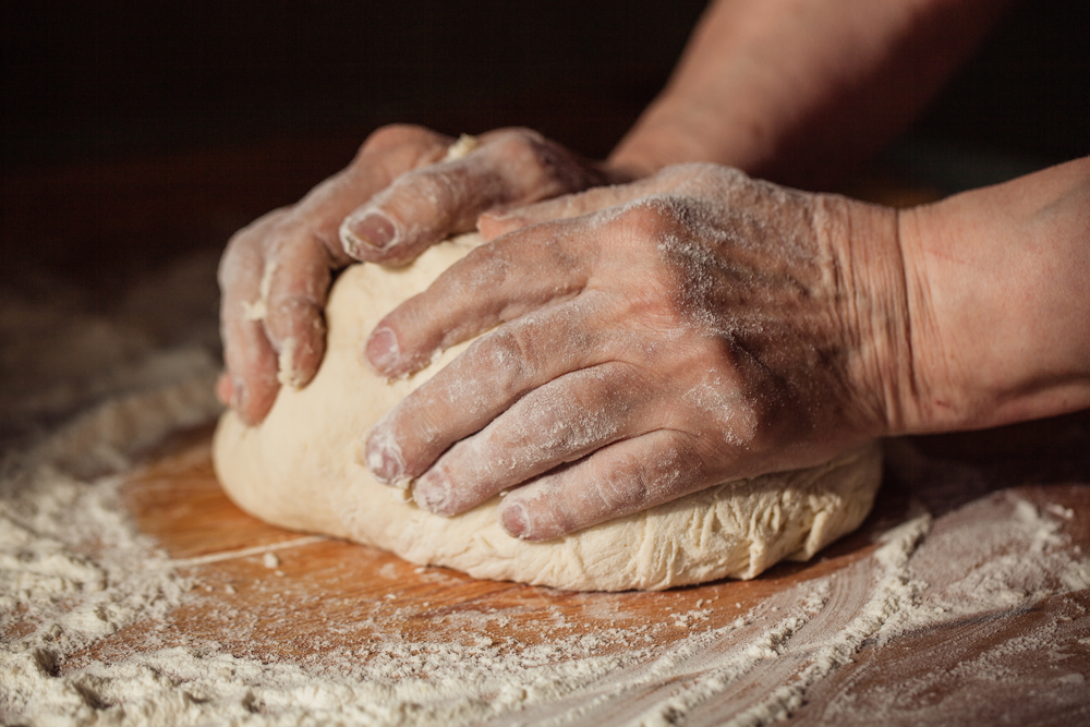 Parte del proceso del pan de masa madre. Foto: Shutterstock