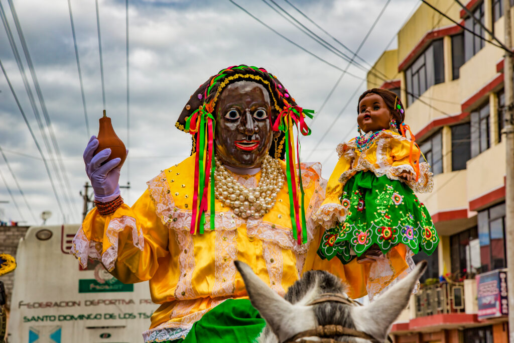 Mama Negra, el personaje central de la fiesta de la Mama Negra, en Latacunga. Foto: EL UNIVERSO/ ARCHIVO