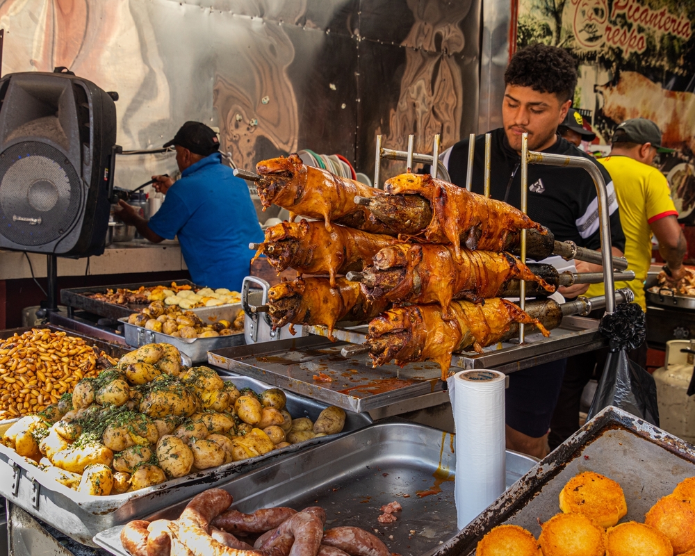 Cuy asado, una de las comidas típicas en fiestas y celebraciones en la Sierra ecuatoriana. Foto: Shutterstock