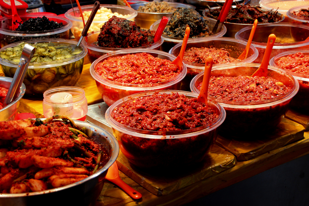 Kimchi a la venta, comida coreana de piquete en el mercado tradicional de la isla Jeju. Foto: Shutterstock