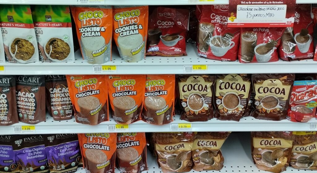 Diversas opciones de cocoa y chocolate en polvo disponibles en tiendas como Almacenes Tía. Foto: Cecilia Zúñiga