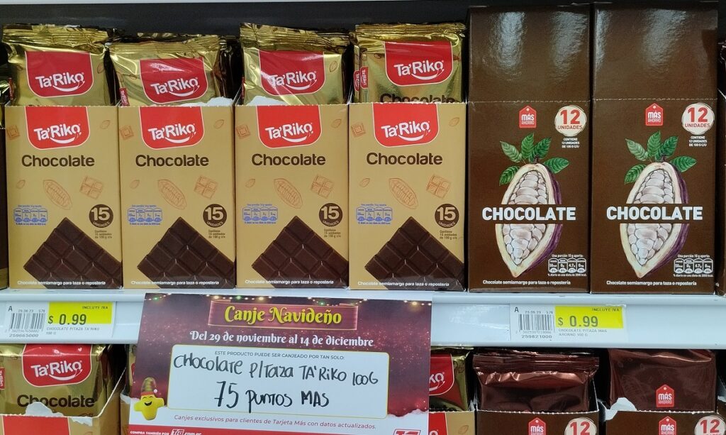 Barras de chocolate de marcas propias, en Almacenes Tía. Foto: Cecilia Zúñiga
