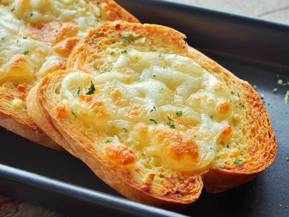 Pan de ajo con queso. Foto: Shutterstock